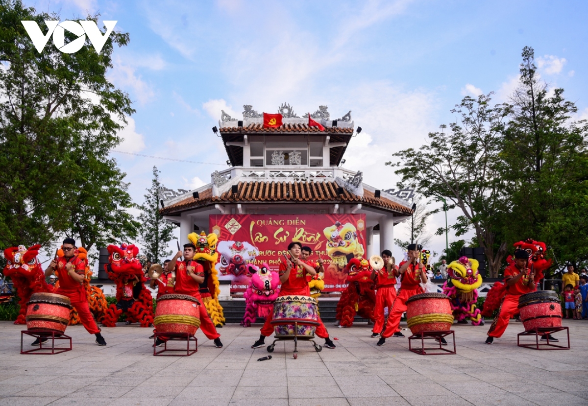 A drum beating performance held to the south of Phu Xuan Bridge