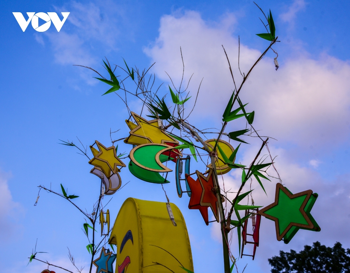 A lantern parade goes across Phu Xuan Bridge.