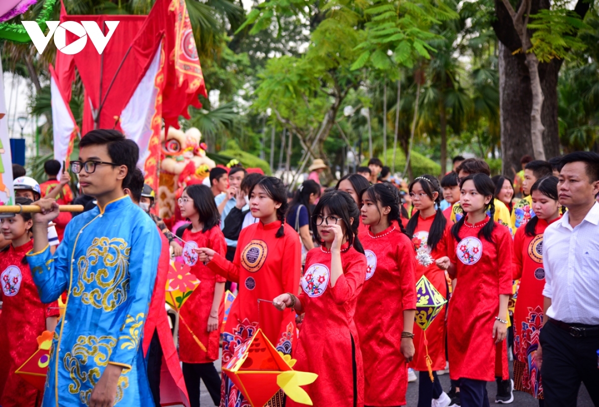 Young people join in a lantern parade held on Le Loi street.