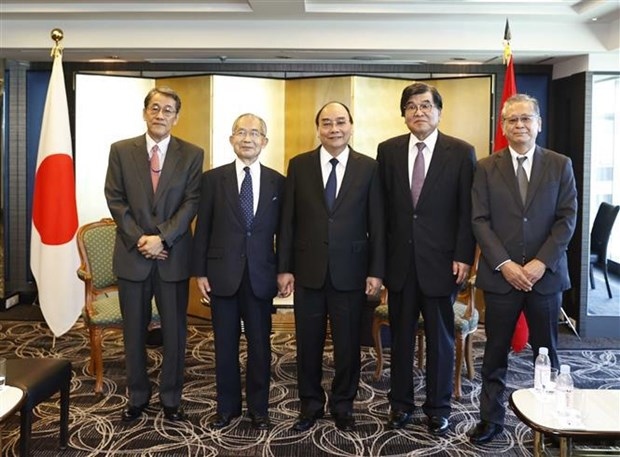 President Nguyen Xuan Phuc (centre) in his meeting with former Japanese Ambassadors to Vietnam  (Photo: VNA)