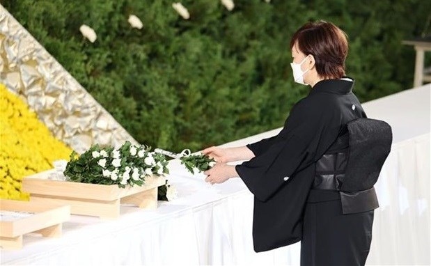 Akie Abe lays flowers in memory of late Japanese Prime Minister Shinzo Abe at his state funeral in Tokyo (Photo: Kyodo/VNA)
