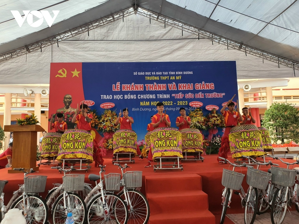 Similarly, Binh Duong province in the south has seen 527,102 students enter the new school year, marking an increase of nearly 30,000 students year on year.