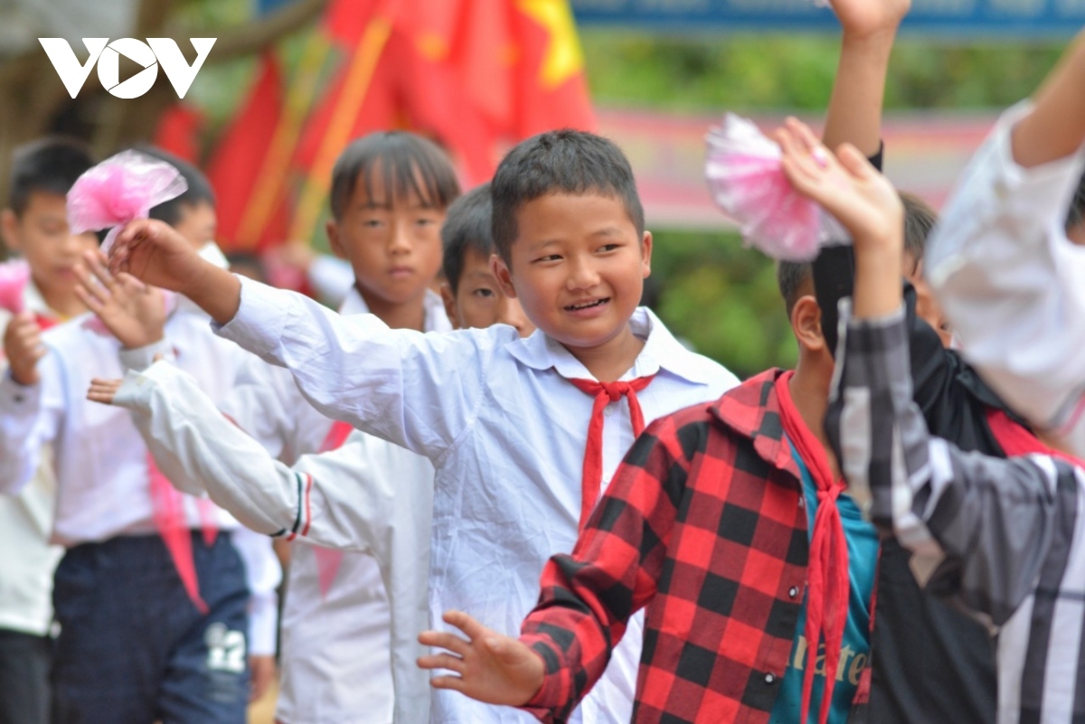 Many parents in mountainous regions bring their children to school to ensure their safety. In the photo, at a boarding school in Dien Bien, a province in the north-western region of Vietnam.