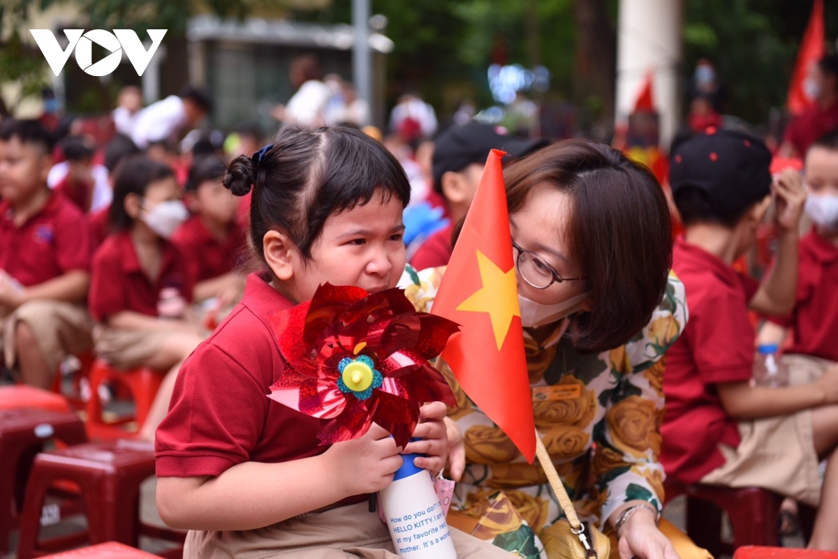 A Grade 1 schoolgirl bursts into tears upon saying goodbye to her parents, although she receives great warm from her teacher at Nguyen Dinh Chieu primary school in Hanoi.