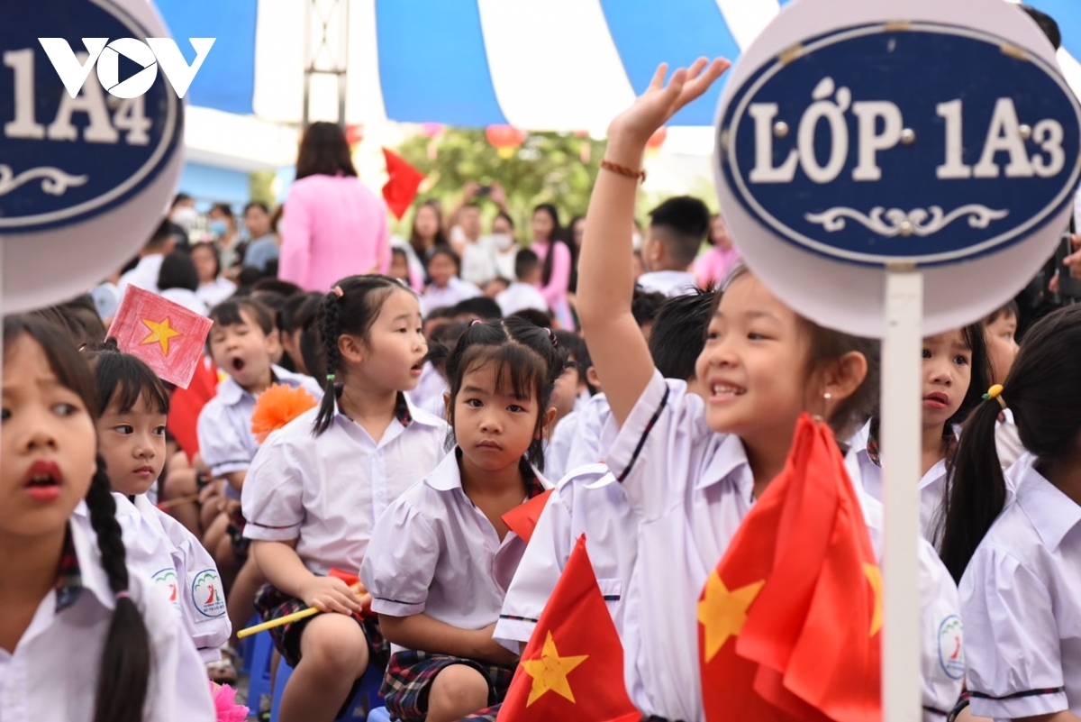 Many of first graders are still bewildered at celebrating the official start of the academic year though most of them went back to school two weeks ago to make their acquaintance with new teachers and friends.