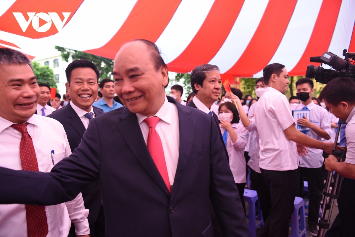 Senior State and Government leaders fan out to attend ceremonies in localities. In the photo, State President Nguyen Xuan Phuc (in black suit, first row) attends the opening ceremony at the High School for Gifted Students of Hanoi University of Science, Vietnam National University.