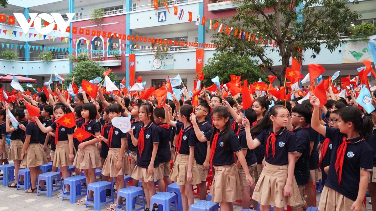 All teachers and students are eager to welcome the start of the new school year in a joyful and exciting atmosphere, in contrast to last year when they attended the ceremony online due to the COVID-19 outbreak.