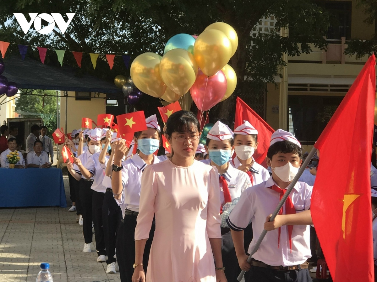 As many as 181,000 students from 590 schools welcome in the new academic year in the central province of Quang Ngai on September 5.
