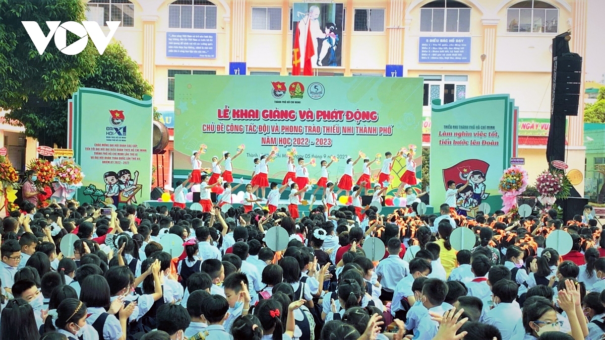 Over 1.6 million students in Ho Chi Minh City attend the opening ceremony for the new school year, up 21,000 compared to last year.