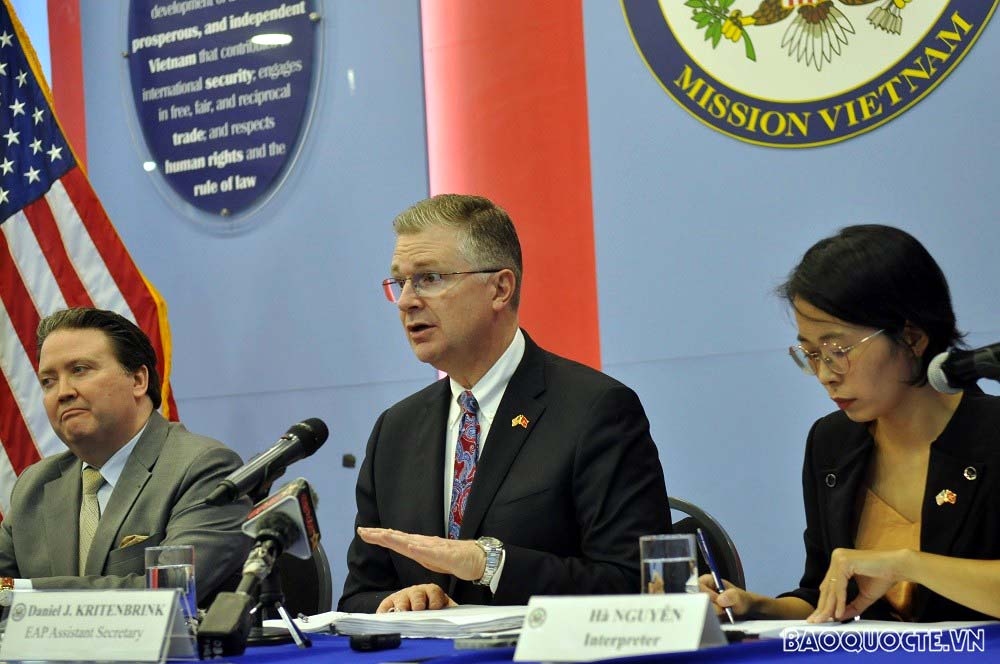 Assistant Secretary of State for East Asia and Pacific Affairs Daniel Kritenbrink (in the middle) at a press briefing in Hanoi on October 12. (Photo:baoquocte.vn)