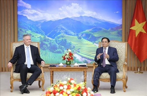 Prime Minister Pham Minh Chinh (R) and OECD Secretary General Mathias Cormann (Photo: VNA)