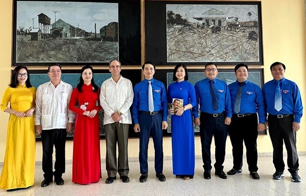NVietnam's HCYU Central Committee delegation poses for a photo with Rogelio Polanco Fuentes, Secretary of the Communist Party of Cuba’s Central Committee and head of its Ideological Department (fourth from left)
(Photo: thanhnien.vn)