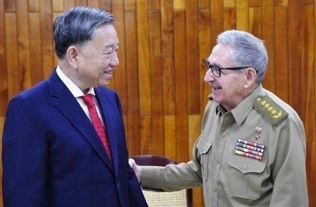 General To Lam (L) meets General Raúl Castro Ruz (Photo: VNA)