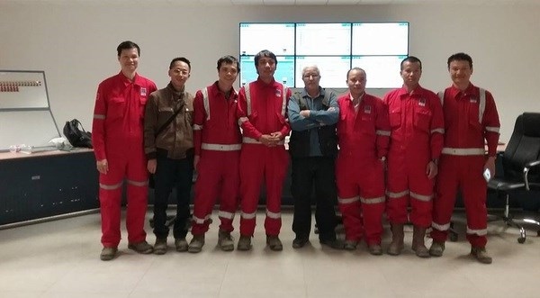 Engineers of PVEP and Algeria at the operation centre of Bir Seba oil field (Photo: VNA)