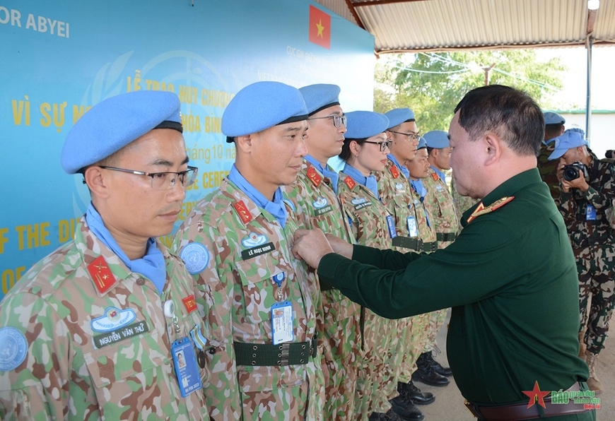 Vietnamese Deputy Minister of National Defence Senior Lieutenant General Hoang Xuan Chien presents UN medals to  Staff members of Vietnam’s Engineering Unit Rotation 1 at the UNISFA Mission (Photo: qdnd.vn)