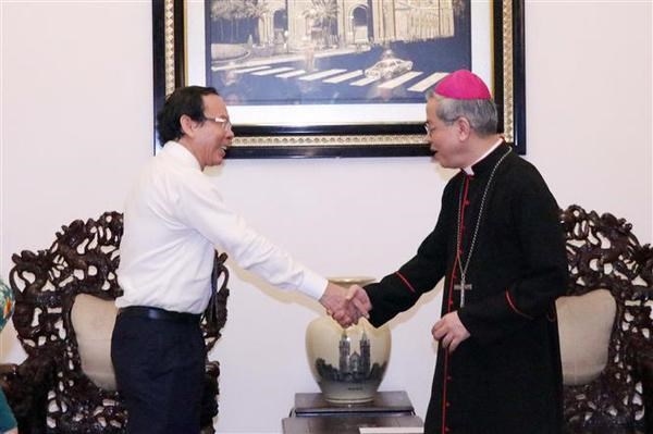 Secretary of the Ho Chi Minh City Party Committee Nguyen Van Nen (L) meets Archbishop Joseph Nguyen Nang