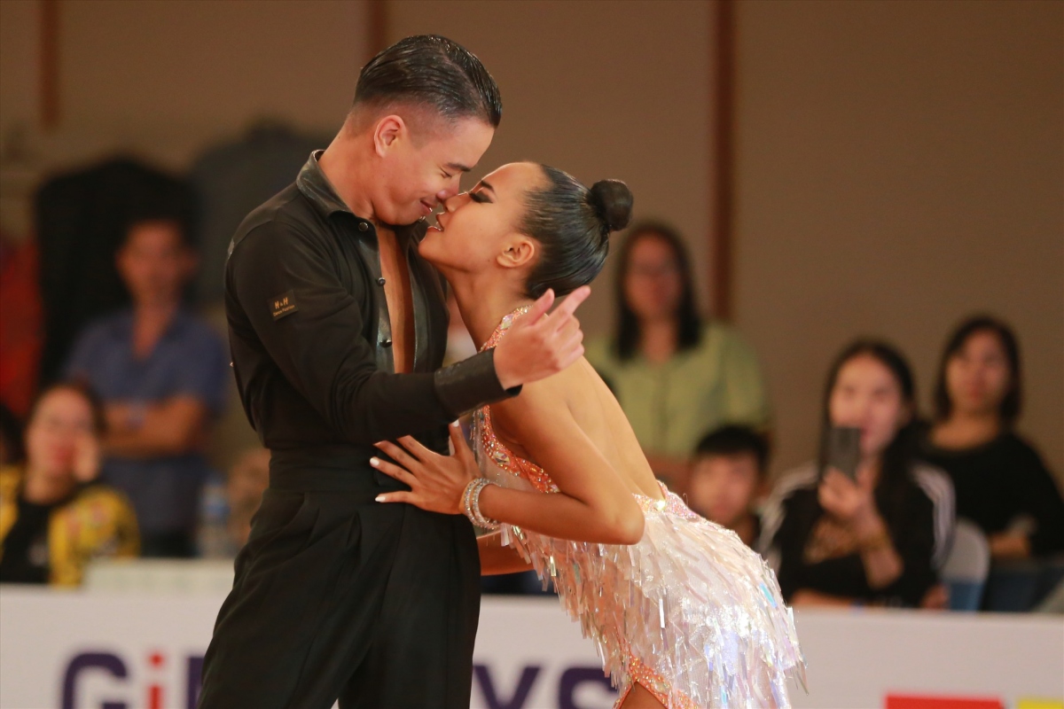 A performance put on by Vietnamese couple Hoang Duc Tuan and Do Phuong Uyen in the international open Latin adult category