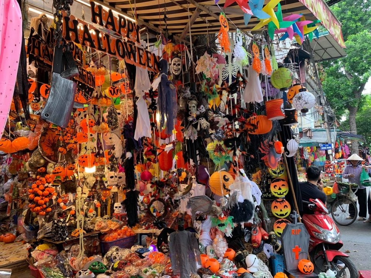 One location that is popular event Halloween is Hang Ma street. Thrilling toys can be found on sale throughout the street located in the heart of Hanoi’s Old Quarter, including monsters, skeletons, ghosts, and weapons, with the site being a renowned market for festive decorations in the capital.