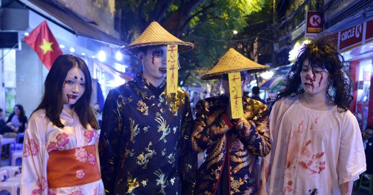 The pedestrian streets around Hoan Kiem, also known as Returned Sword Lake, are popular spots among young people. The special celebrations offer visitors the chance to don scary outfits of their favourite characters whilst enjoying the festive day.
