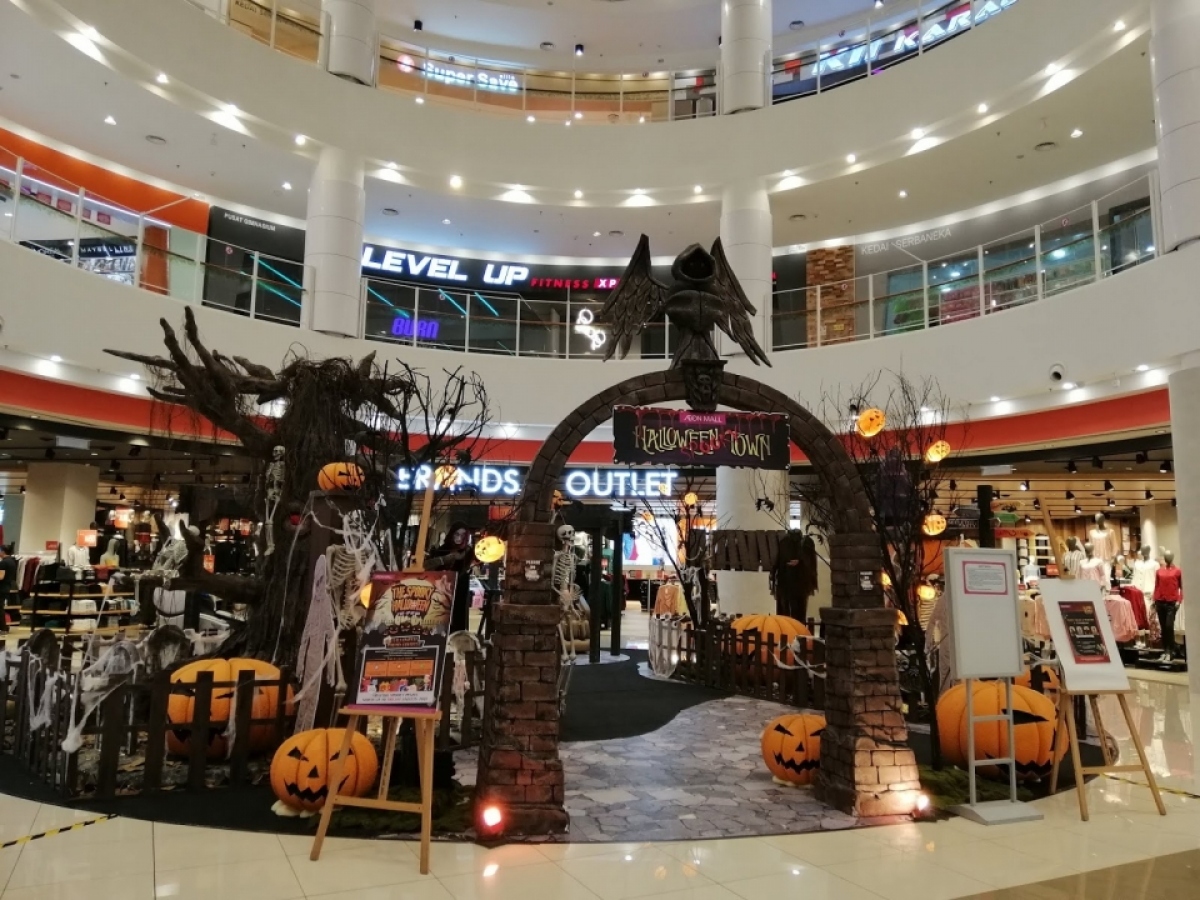 Shopping centres are good suggestions for families to visit as they are ideal places for locals and their families to snap photos, go shopping, and enjoy meals together to celebrate Halloween.