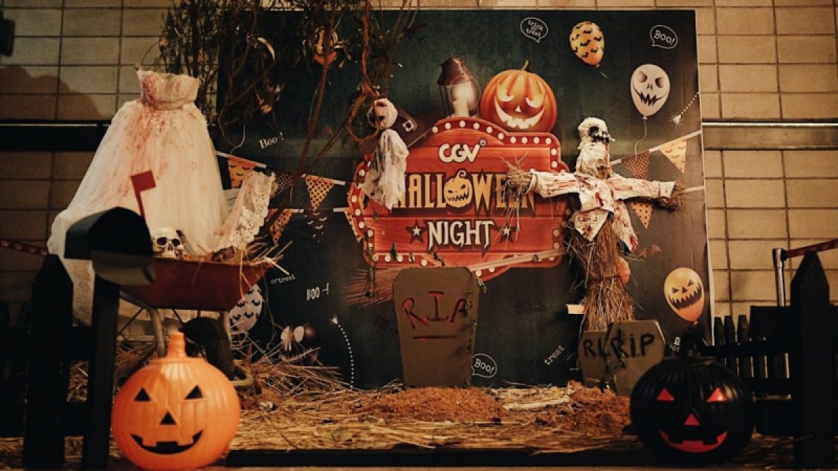 In cinemas, young people have the chance to watch horror movies and enjoy wonderful Halloween celebrations.
