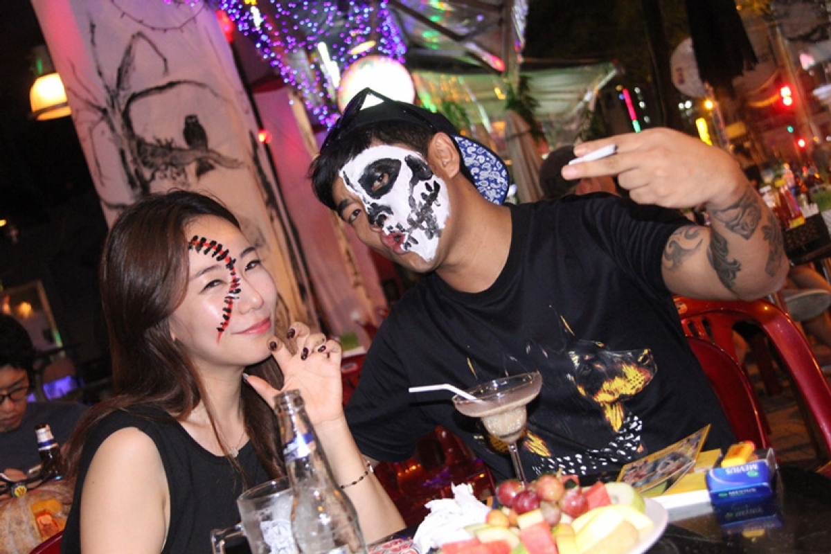 Bars and pubs are familiar places for many people as they provide exciting festive decorations, live music, and new drinks. They’re expected to bring unforgettable Halloween celebrations for both locals and tourists.