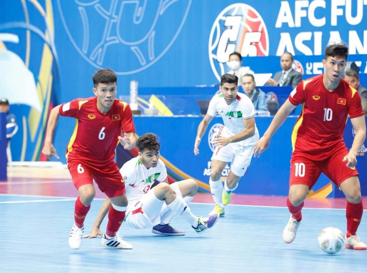 Vietnam suffer a heavy 8-1 defeat at the hands of defending champions Iran in the quarter-finals of AFC Futsal Asian Cup. (Photo: AFC)