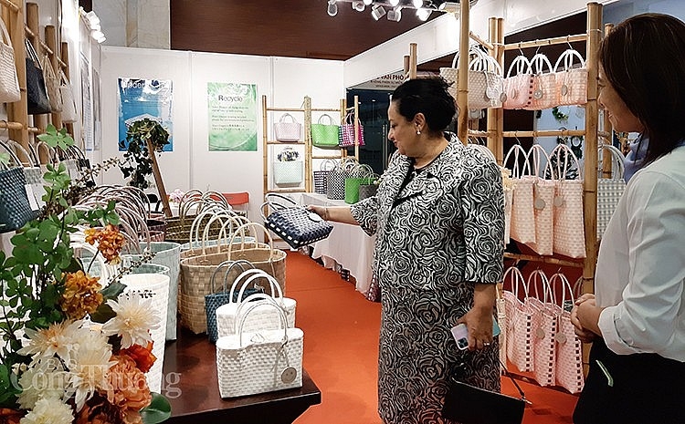 Visitors are keen on local  handicraft products at the fair (Photo: congthuong.vn)