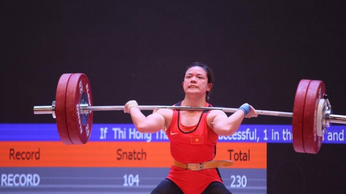 Weightlifter Hong Thanh clinches three gold medals in the women’s 64kg category at the 2022 Asian Weightlifting Championships. (Photo: Quy Luong)