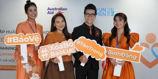 Key opinion leaders joining hands in eliminating violence against women and children. (Photo: nhandan.vn)