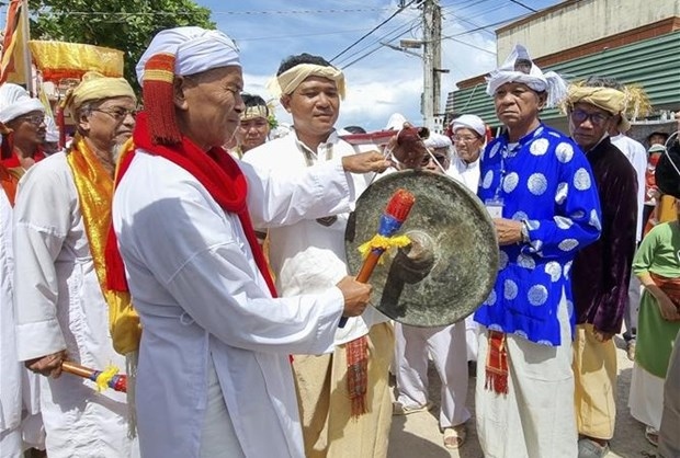 The Cham ethnic dignitaries beat the gongs at the opening of the Kate Festival.