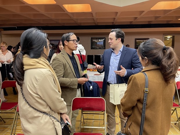 Vietnamese and French businesses discuss partnership chances at the networking event in Paris.