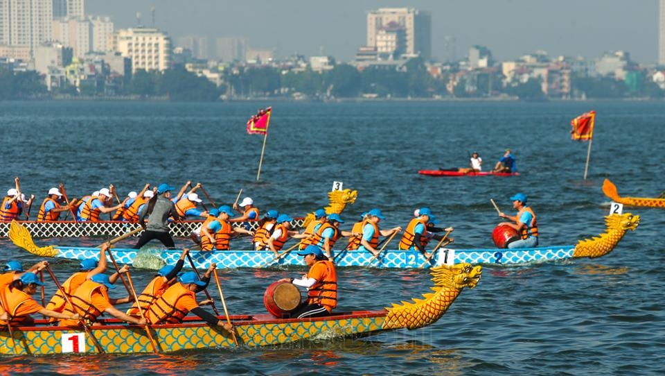500 local and foreign rowers attend Hanoi Open Dragon Boat Race 2022 (Photo: kinhtedothi.vn)