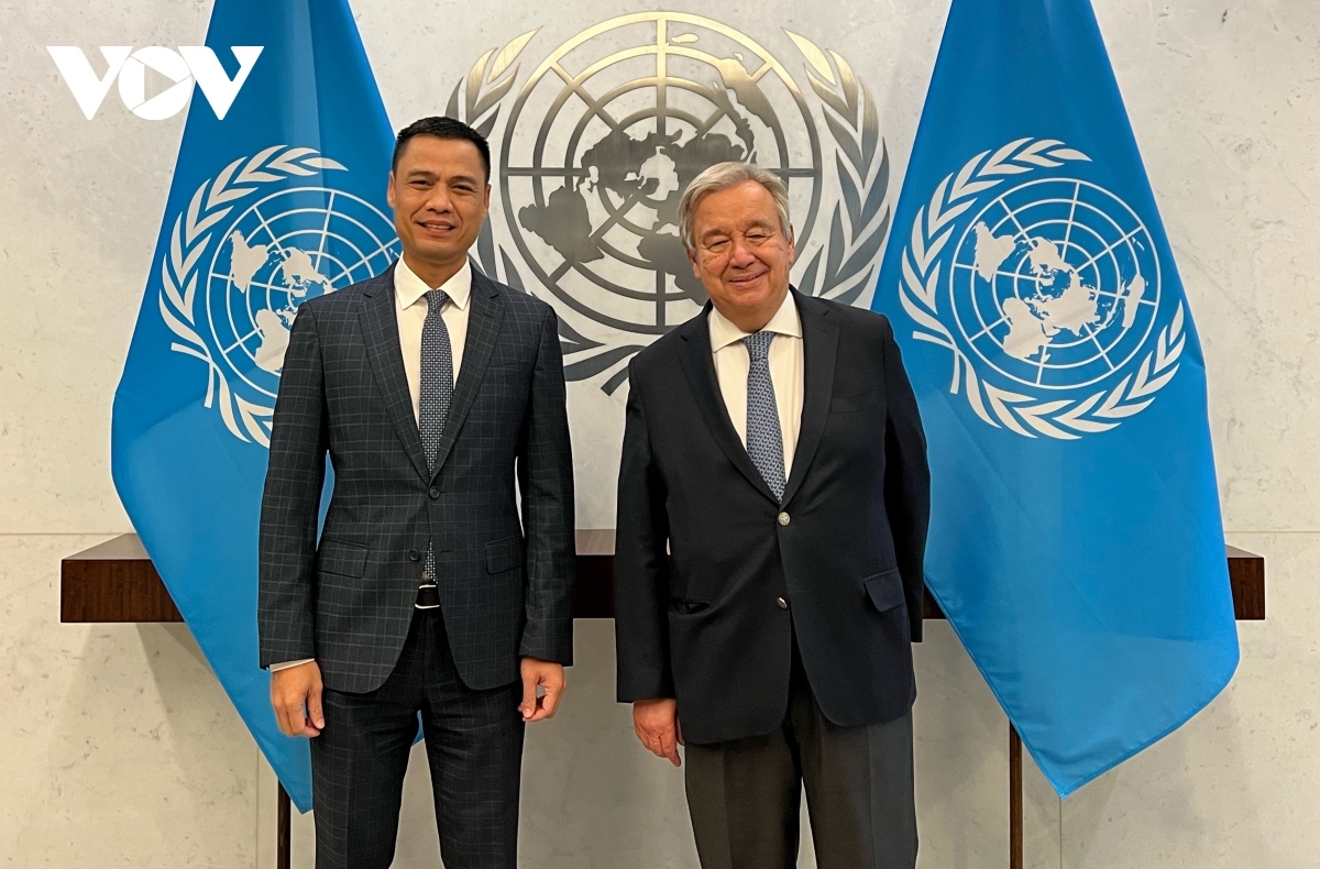 UN Secretary-General Antonio Guterres (R) receives Ambassador Dang Hoang Giang.