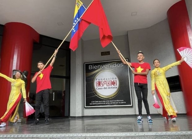 A traditional Vietnamese dance at the inauguration of the exhibition. (Photo: VNA)