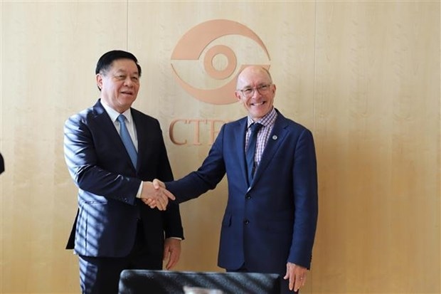 Secretary of the CPV Central Committee and Chairman of its Commission for Information and Education Nguyen Trong Nghia (L) and Robert Floyd, Executive Secretary of the Comprehensive Nuclear-Test-Ban Treaty Organisation. (Photo: VNA)