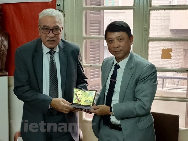 Editor-in-Chief Asso. Prof. Dr. Nguyen Ngoc Ha (R) and ECP General Secretary Salah Adly (Photo: VNA)