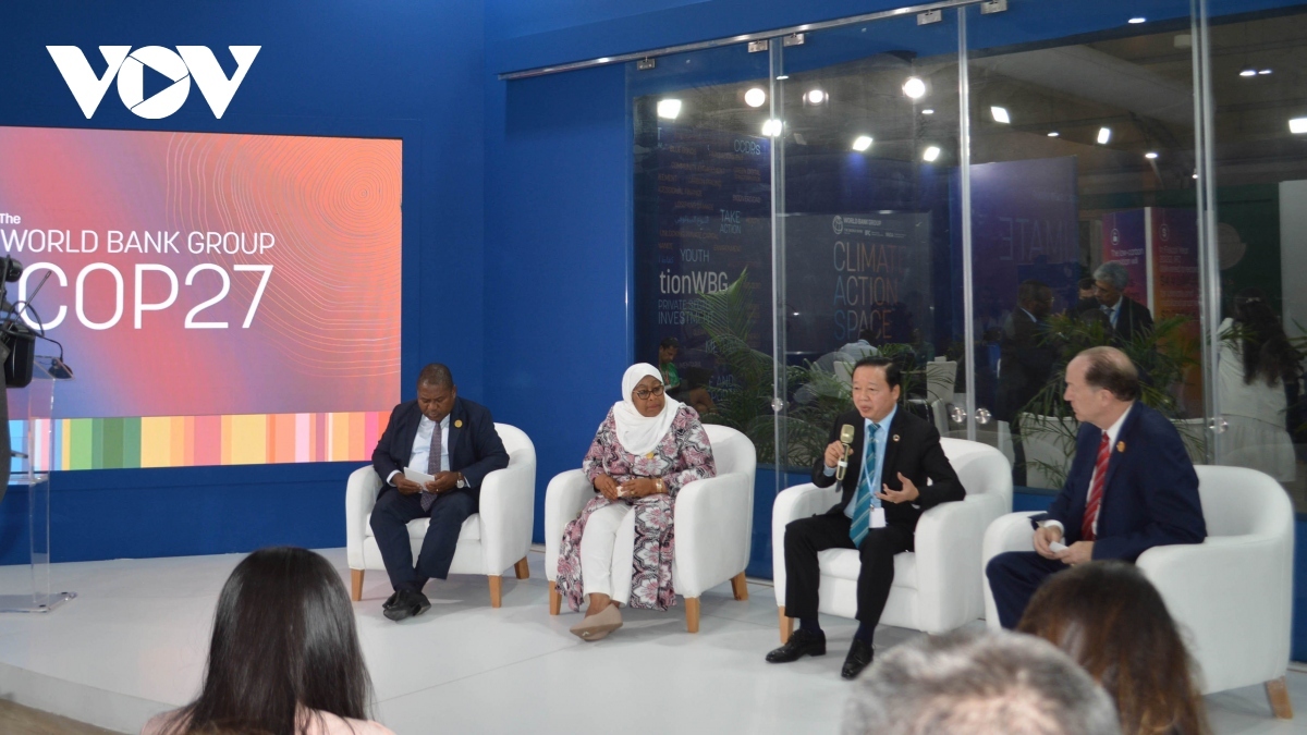 Minister Tran Hong Ha (second from right) attends an event organized by the World Bank group at COP27