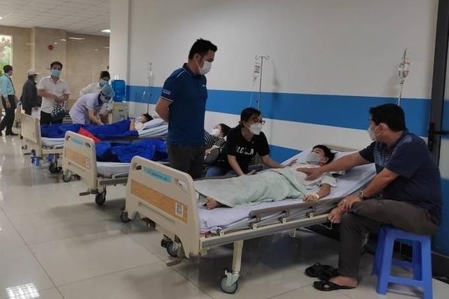 Taking care of ISchool Nha Trang pupils suffering food poisoning infections in hospital. (Photo: tienphong.vn)