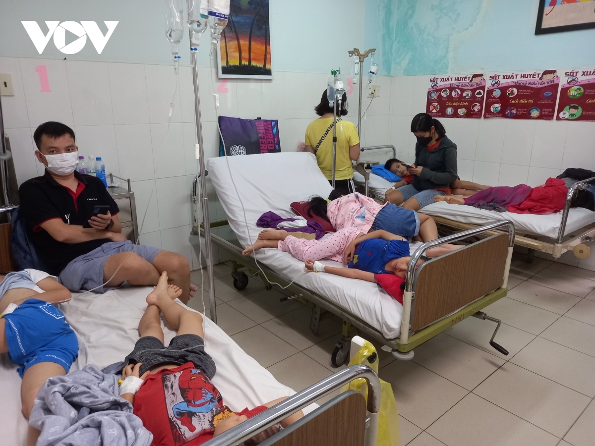 Hundreds of pupils of Ischool Nha Trang are now receiving treatment for food poisoning infections at hospitals in Nha Trang city.