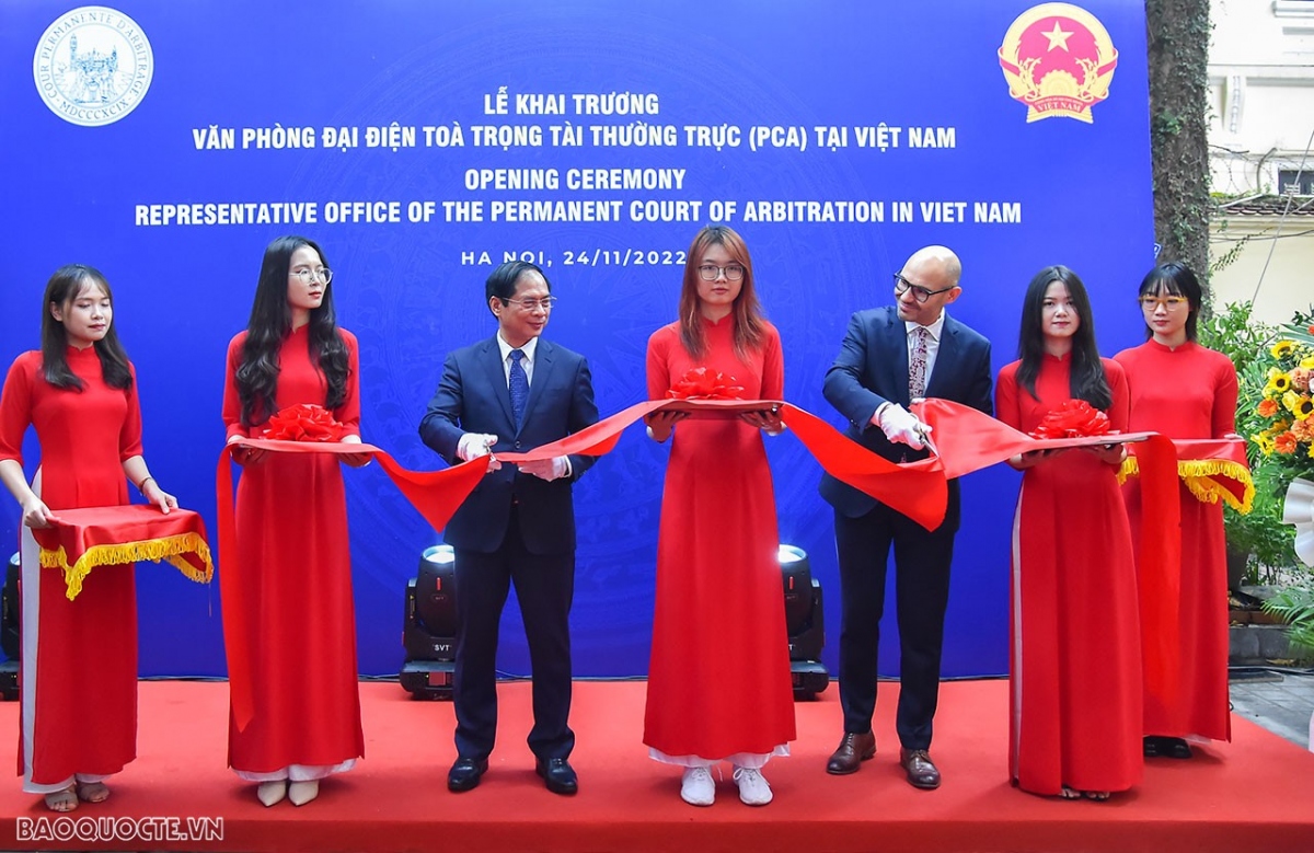 Vietnamese Foreign Minister Bui Thanh Son and Permanent Court of Arbitration (PCA) Secretary General Marcin Czepelak cut the red ribbon inaugurating the PCA Representative Office in Hanoi on November 24 (Photo: baoquocte.vn)