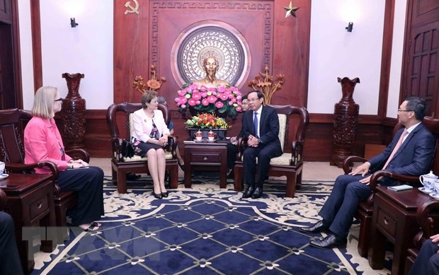 Ho Chi Minh City Party Committee Secretary Nguyen Van Nen (R) receives South Australia governor Frances Adamson on November 8. (Photo: VNA)