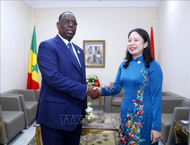 Vice President Vo Thi Anh Xuan (R) meets with Senegal President Macky Sall in Tunisia. (Photo: VNA)
