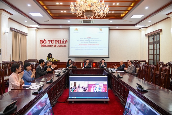 An overview of the signing ceremony.