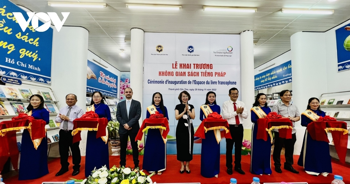 Delegates cut the ribbon inaugurating the Francophone book space which is jointly organised by the Can Tho City Library, the National Library of Vietnam and the International Organisation of La Francophonie (OIF).