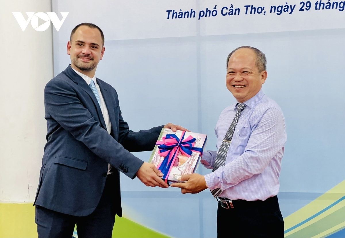 Kaloyan Kolevs, an officer in charge of cooperation programmes of the representative office of OIF in Asia-Pacific, (L) presents a total of 727 French books to the Can Tho City Library.