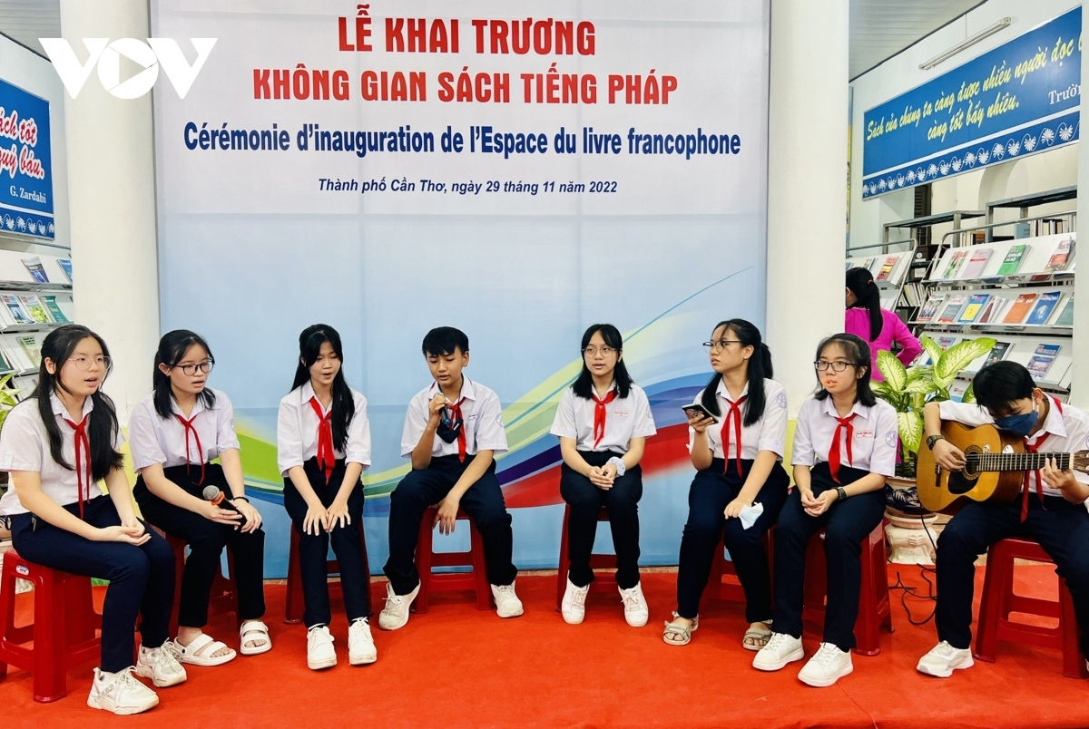 Students sing French songs and tell French stories at the Francophone book space in Can Tho.