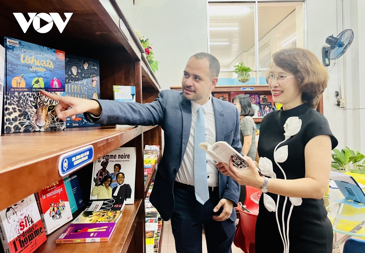 Kaloyan Kolevs, officer of OIF in the Asia-Pacific region, and Kieu Thuy Nga, director of the Can Tho City Library, talk at the event. Since becoming an OIF member in 1979, Vietnam has consistently strengthened its partnership with the Francophone community and has been an active member of the organisation in the Asia-Pacific region.