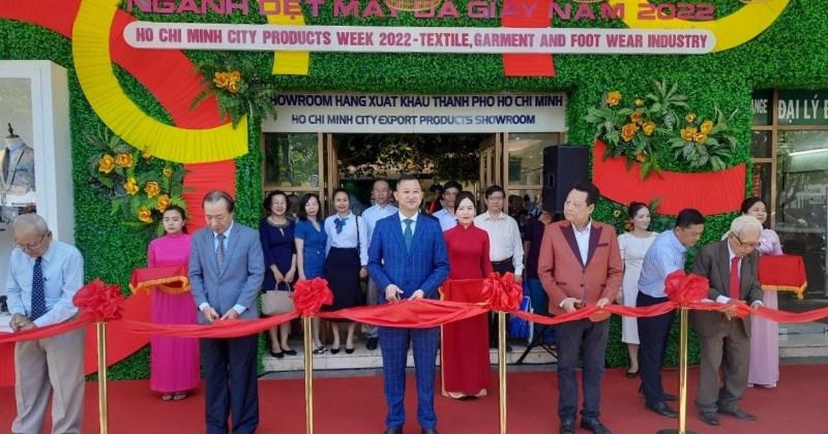 Delegates cut the ribbons to kick off the event (Photo: nhandan.vn)