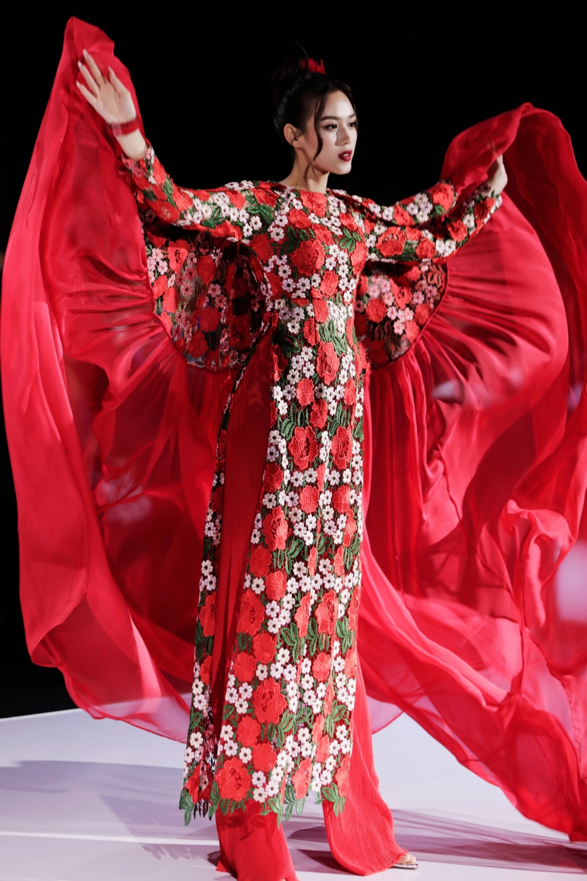 The fashion week opens with the theme of “Taste of Heritage”, showcasing hundreds of new designs, mostly honouring traditional Vietnamese culture and heritage.
